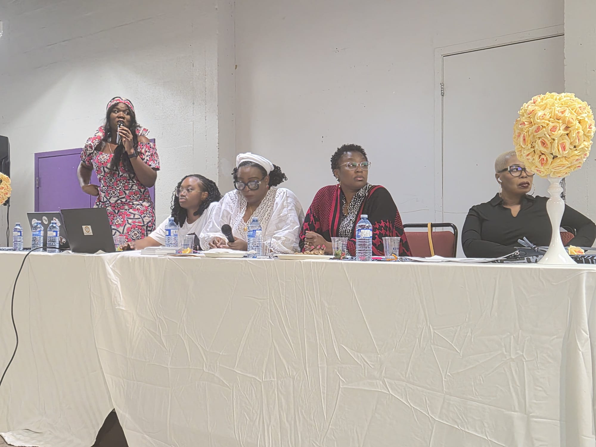 Arielle Mbuyo et le panel d'expertes lors de la session de sensibilisation.